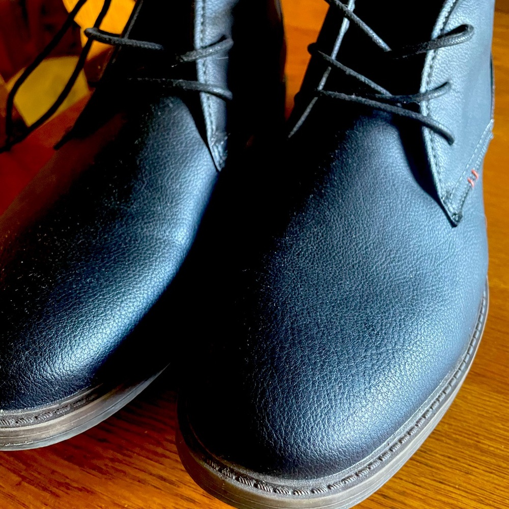 Men's Black  Shoes
Low Boot
New Without Tags
Never worn